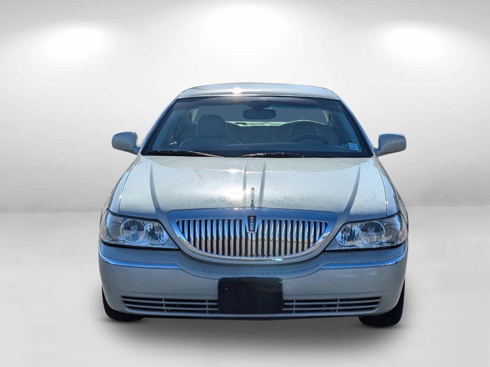 2005 Lincoln Town Car Signature Limited (1LNHM82W85Y) with an Gas V8 4.6L/281 engine, 4-Speed Automatic w/OD transmission, located at 521 Old Farm Lane Rd, Prattville, AL, 36066, (334) 325-1505, 32.482460, -86.416367 - 2005 Lincoln Town Car Signature Limited - Photo#3