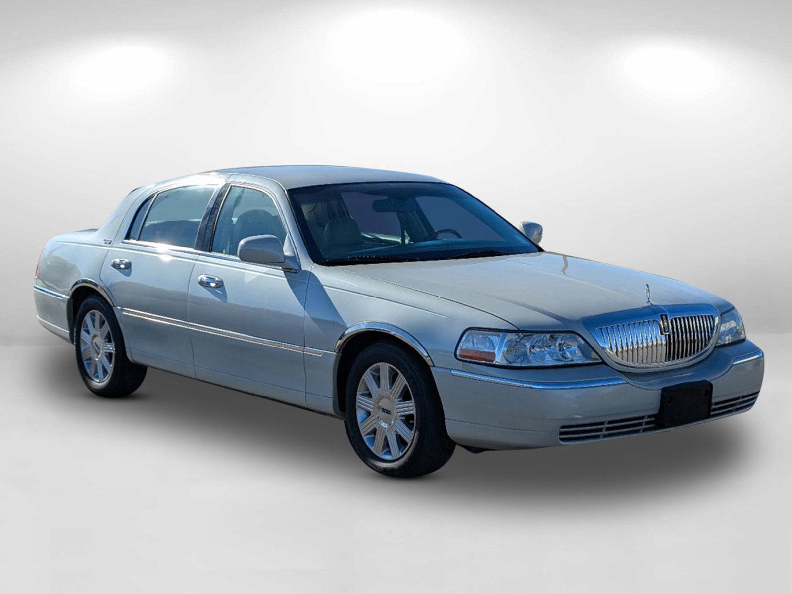 2005 Lincoln Town Car Signature Limited (1LNHM82W85Y) with an Gas V8 4.6L/281 engine, 4-Speed Automatic w/OD transmission, located at 521 Old Farm Lane Rd, Prattville, AL, 36066, (334) 325-1505, 32.482460, -86.416367 - 2005 Lincoln Town Car Signature Limited - Photo#4