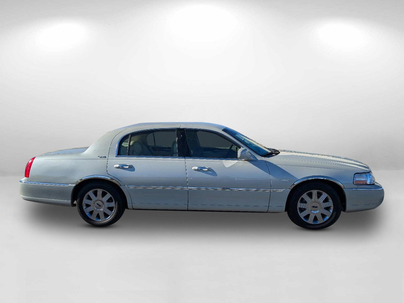 2005 Lincoln Town Car Signature Limited (1LNHM82W85Y) with an Gas V8 4.6L/281 engine, 4-Speed Automatic w/OD transmission, located at 521 Old Farm Lane Rd, Prattville, AL, 36066, (334) 325-1505, 32.482460, -86.416367 - 2005 Lincoln Town Car Signature Limited - Photo#5