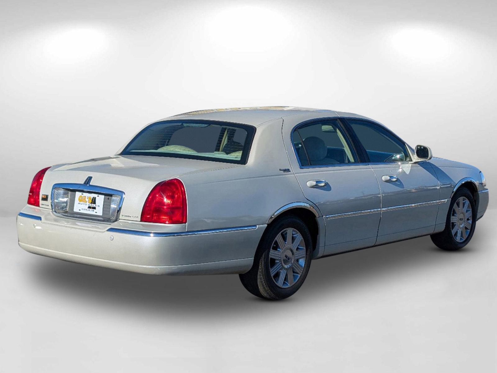 2005 Lincoln Town Car Signature Limited (1LNHM82W85Y) with an Gas V8 4.6L/281 engine, 4-Speed Automatic w/OD transmission, located at 521 Old Farm Lane Rd, Prattville, AL, 36066, (334) 325-1505, 32.482460, -86.416367 - 2005 Lincoln Town Car Signature Limited - Photo#6