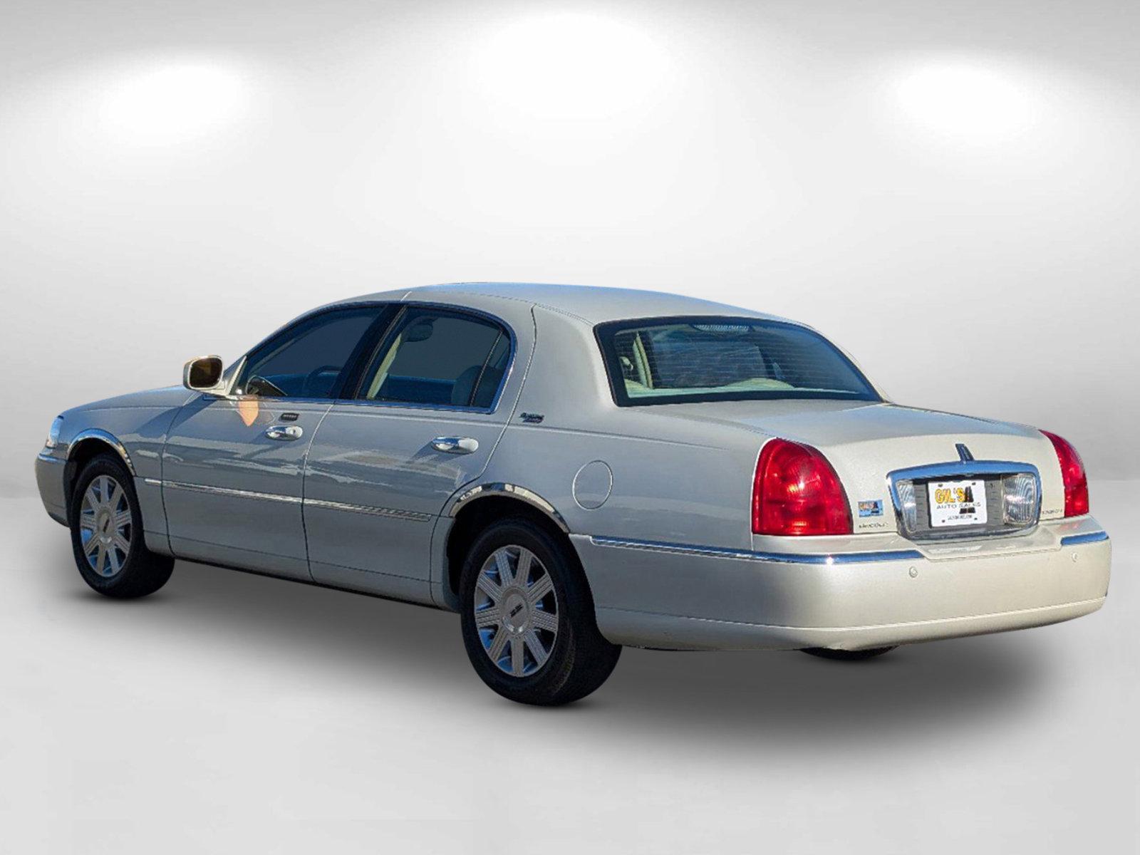 2005 Lincoln Town Car Signature Limited (1LNHM82W85Y) with an Gas V8 4.6L/281 engine, 4-Speed Automatic w/OD transmission, located at 521 Old Farm Lane Rd, Prattville, AL, 36066, (334) 325-1505, 32.482460, -86.416367 - 2005 Lincoln Town Car Signature Limited - Photo#8