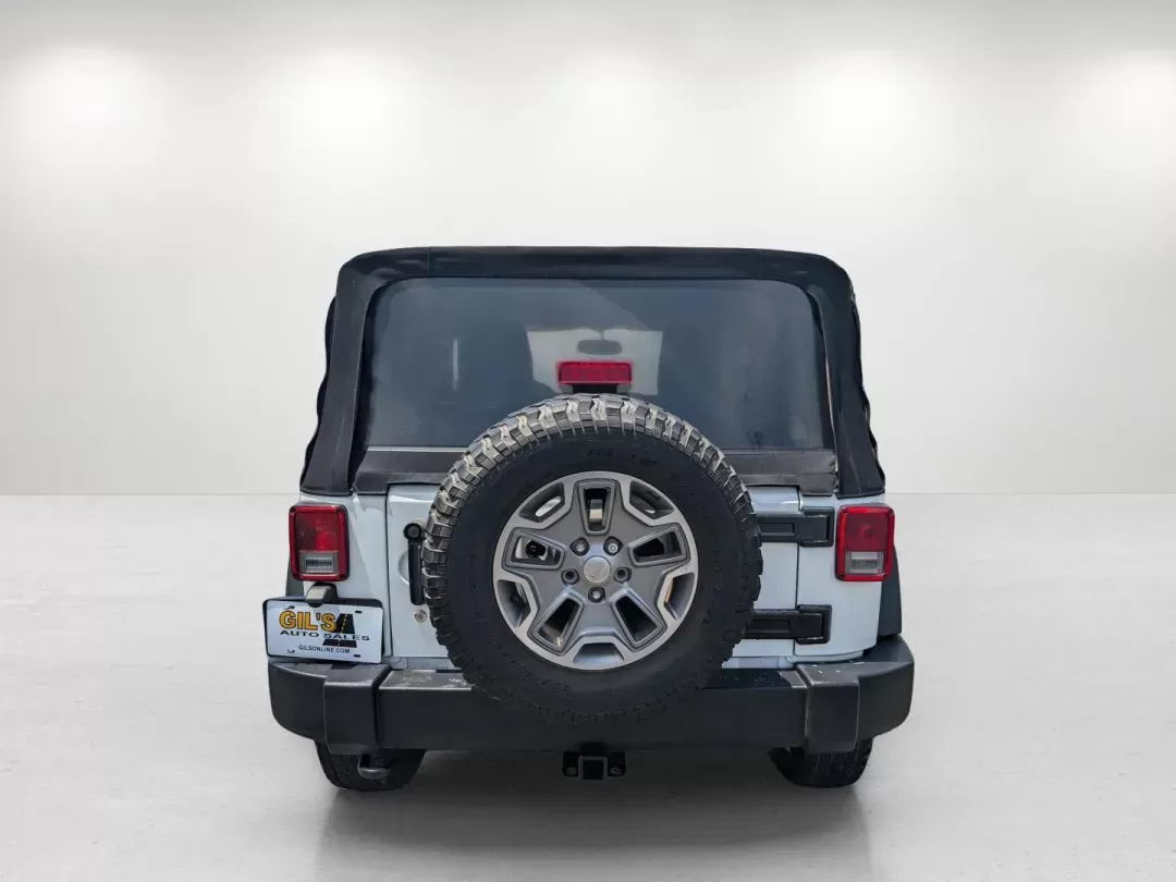 2015 Bright White Clearcoat /Black Jeep Wrangler Rubicon (1C4BJWCG4FL) with an Regular Unleaded V-6 3.6 L/220 engine, 5-Speed Automatic w/OD transmission, located at 1430 Gateway Drive, Opelika, AL, 36801, (334) 239-0944, 32.637871, -85.409790 - 2015 Jeep Wrangler Rubicon - Photo#5