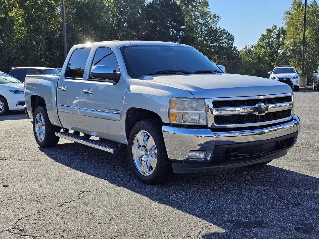 2011 /Ebony Chevrolet Silverado 1500 LT (3GCPCSE09BG) with an Other engine, located at 3959 U.S. 80 W, Phenix City, AL, 36870, (334) 297-4885, 32.469296, -85.135185 - **Discover Your Next Adventure with This 2011 Chevrolet Silverado 1500 LT Crew Cab at Gils Auto!**<br /> <br /> Are you ready to elevate your lifestyle and embark on unforgettable journeys? Look no further than this stunning 2011 Chevrolet Silverado 1500 LT Crew Cab pickup truck, boasting a perfect - Photo#2