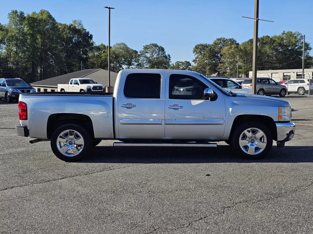 2011 /Ebony Chevrolet Silverado 1500 LT (3GCPCSE09BG) with an Other engine, located at 3959 U.S. 80 W, Phenix City, AL, 36870, (334) 297-4885, 32.469296, -85.135185 - **Discover Your Next Adventure with This 2011 Chevrolet Silverado 1500 LT Crew Cab at Gils Auto!**<br /> <br /> Are you ready to elevate your lifestyle and embark on unforgettable journeys? Look no further than this stunning 2011 Chevrolet Silverado 1500 LT Crew Cab pickup truck, boasting a perfect - Photo#3