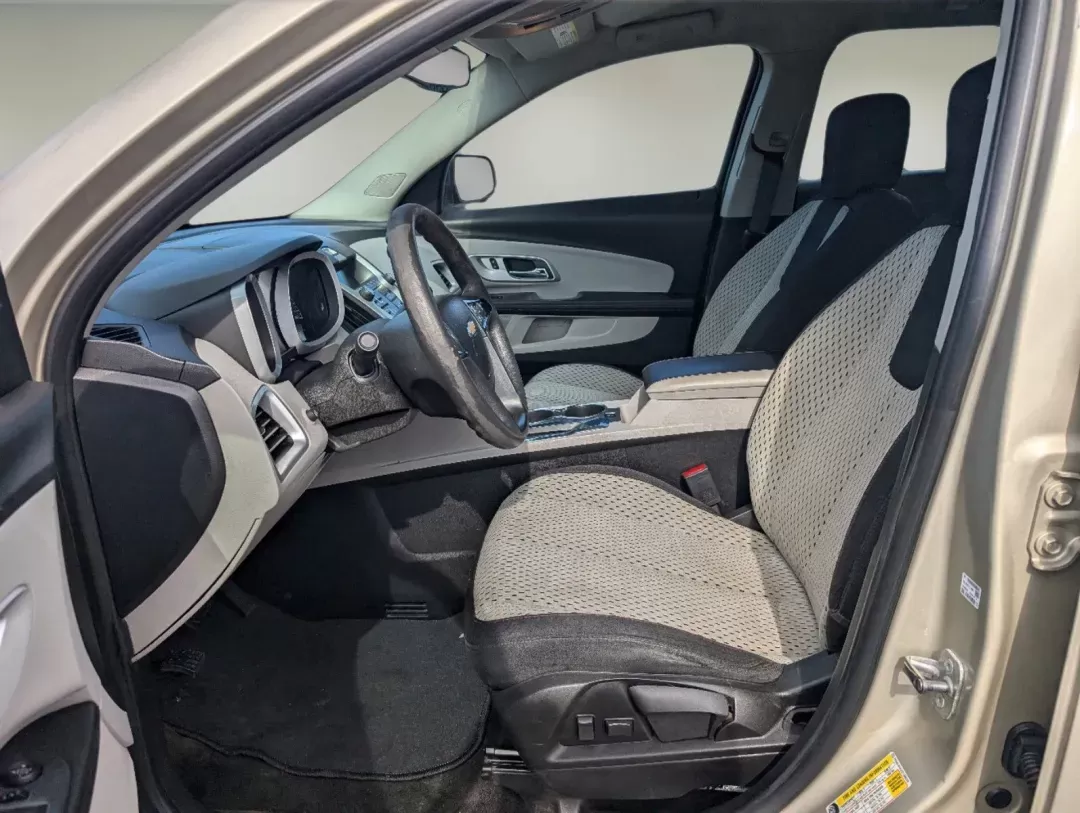 2013 /Light Titanium/Jet Black Chevrolet Equinox LS (2GNALBEKXD1) with an Gas/Ethanol I4 2.4/145 engine, 6-Speed Automatic transmission, located at 521 Old Farm Lane Rd, Prattville, AL, 36066, (334) 325-1505, 32.482460, -86.416367 - 2013 Chevrolet Equinox LS - Photo#10