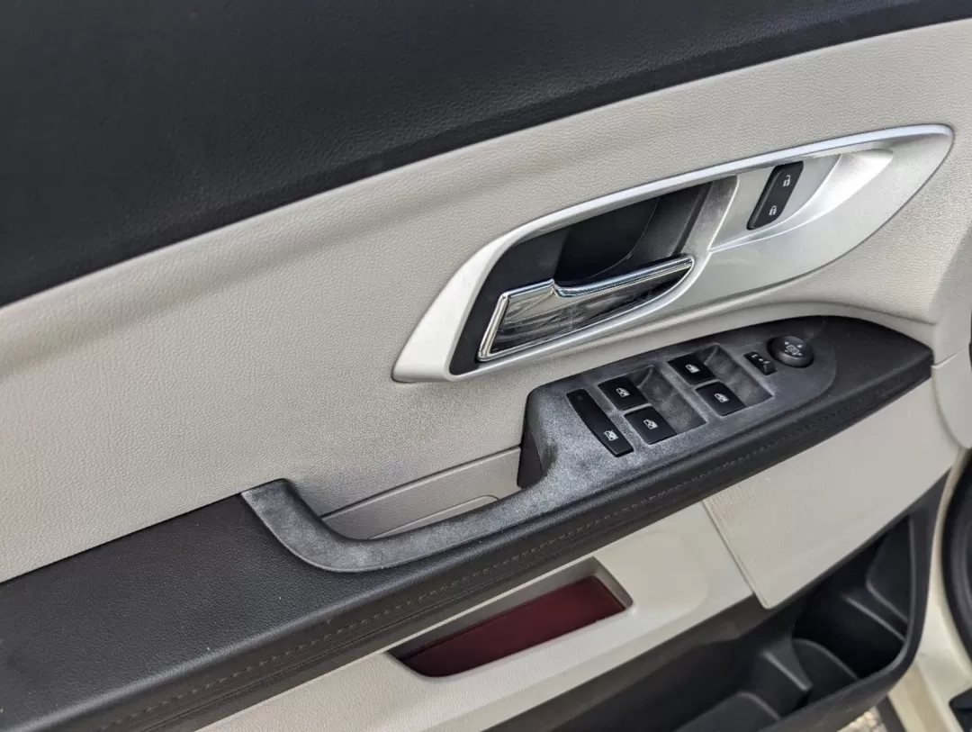2013 /Light Titanium/Jet Black Chevrolet Equinox LS (2GNALBEKXD1) with an Other engine, located at 3959 U.S. 80 W, Phenix City, AL, 36870, (334) 297-4885, 32.469296, -85.135185 - **Discover Your Next Adventure with the 2013 Chevrolet Equinox LS at Gils Auto in Prattville, AL!**<br /> <br /> Are you ready to elevate your family's road trips or tackle your daily commute with style and comfort? Look no further than this 2013 Chevrolet Equinox LS, the perfect blend of versatilit - Photo#8