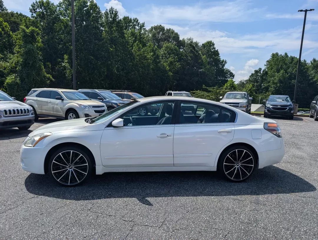 2010 Winter Frost Pearl /Charcoal Nissan Altima 2.5 S (1N4AL2AP9AN) with an Other engine, located at 3959 U.S. 80 W, Phenix City, AL, 36870, (334) 297-4885, 32.469296, -85.135185 - **Drive Your Lifestyle Forward with the 2010 Nissan Altima 2.5 S!**<br /> <br /> Are you searching for a reliable and stylish sedan that fits seamlessly into your busy lifestyle? Look no further than this stunning 2010 Nissan Altima 2.5 S available at Gils Auto, your trusted Buy Here Pay Here dealer - Photo#7