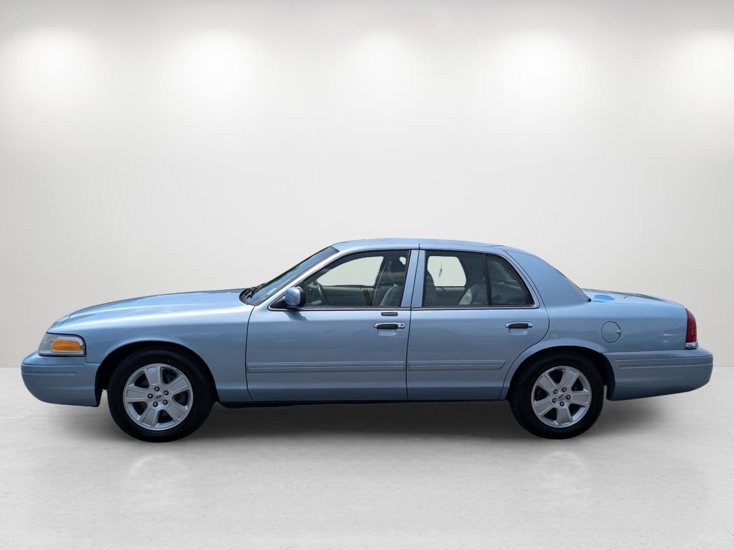 2011 Ford Crown Victoria LX (2FABP7EV6BX) with an Gas/Ethanol V8 4.6L/281 engine, 4-Speed Automatic w/OD transmission, located at 1430 Gateway Drive, Opelika, AL, 36801, (334) 239-0944, 32.637871, -85.409790 - 2011 Ford Crown Victoria LX - Photo#1