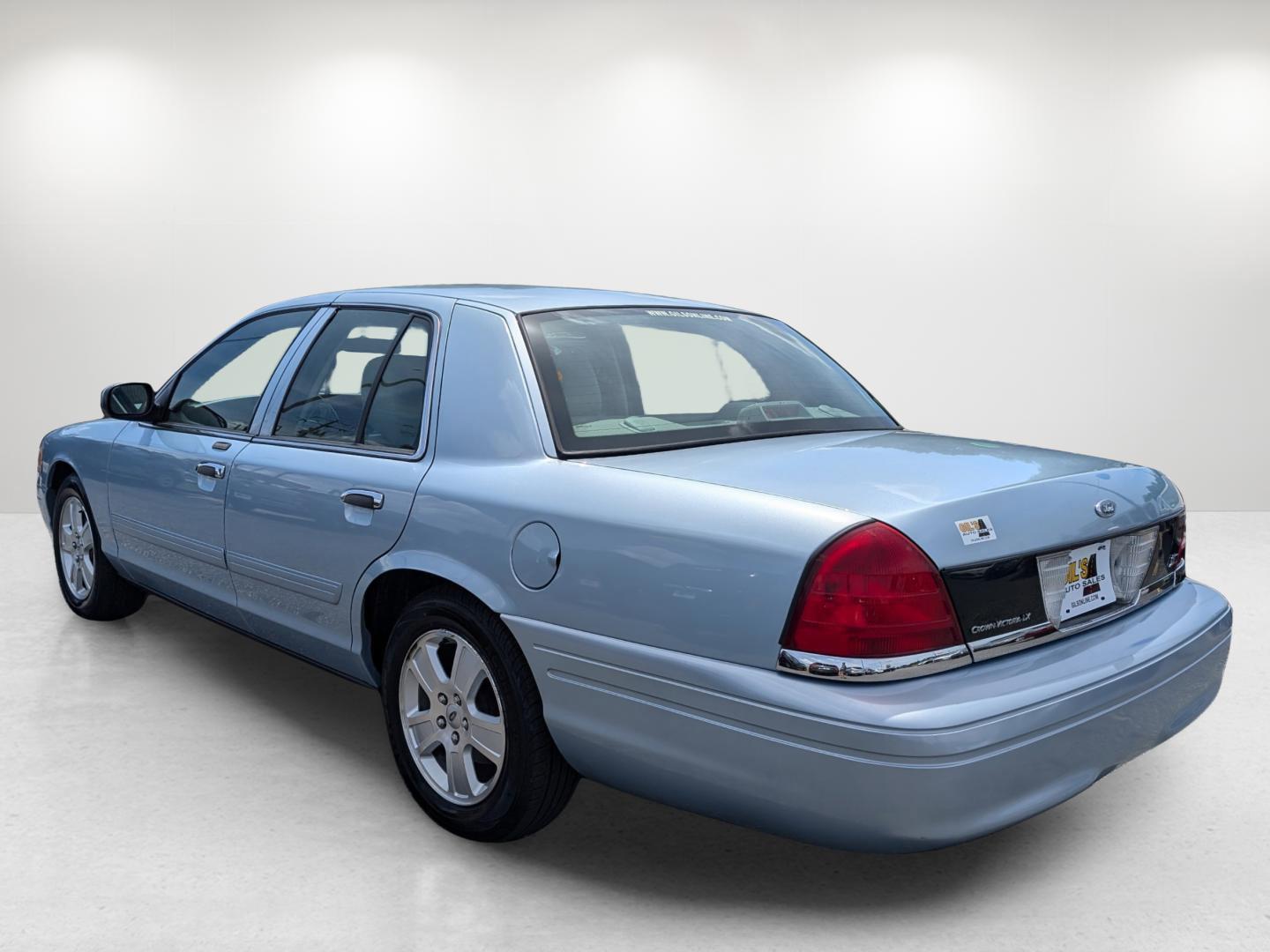2011 Ford Crown Victoria LX (2FABP7EV6BX) with an Gas/Ethanol V8 4.6L/281 engine, 4-Speed Automatic w/OD transmission, located at 1430 Gateway Drive, Opelika, AL, 36801, (334) 239-0944, 32.637871, -85.409790 - 2011 Ford Crown Victoria LX - Photo#2