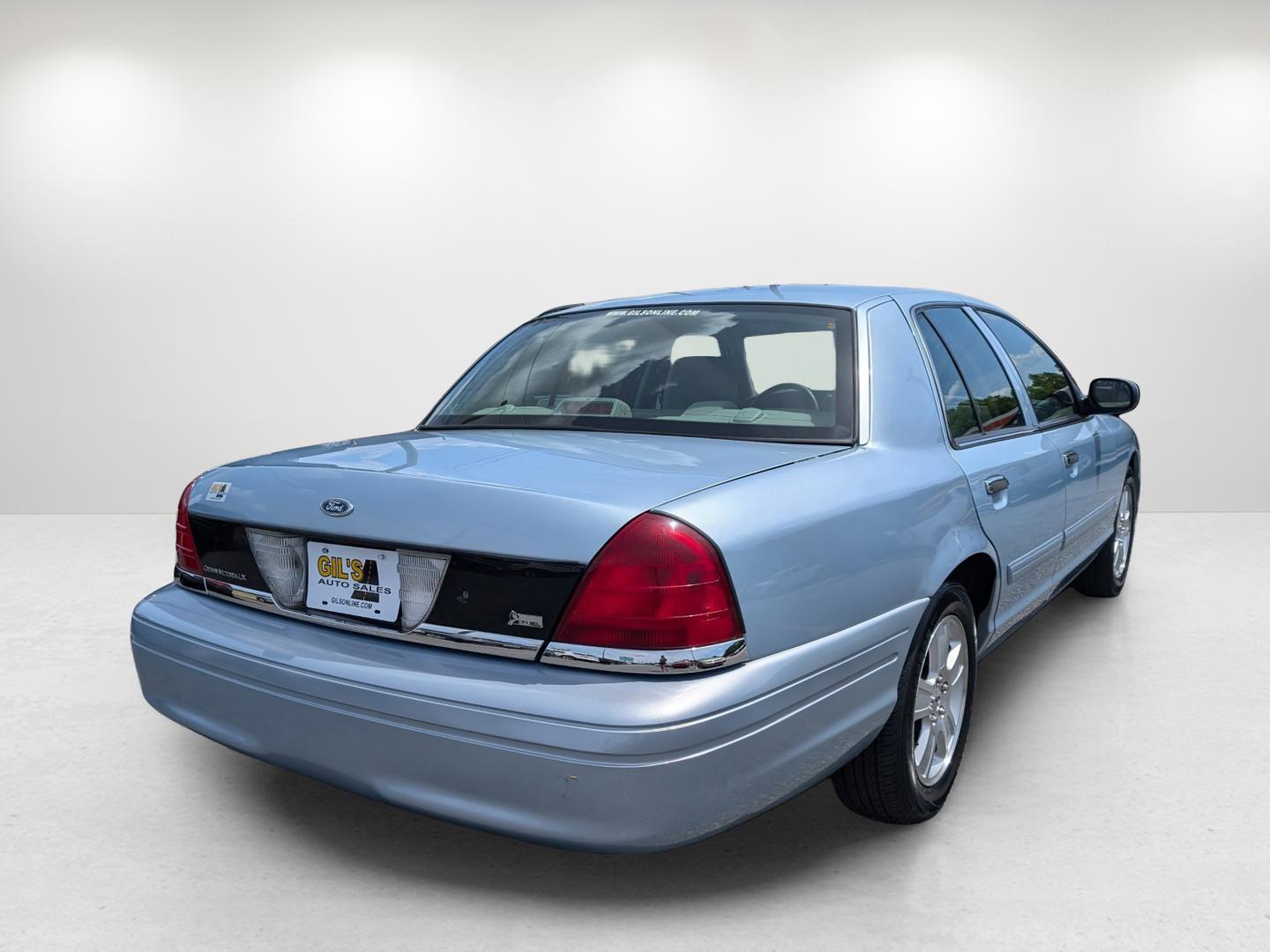 2011 Ford Crown Victoria LX (2FABP7EV6BX) with an Gas/Ethanol V8 4.6L/281 engine, 4-Speed Automatic w/OD transmission, located at 1430 Gateway Drive, Opelika, AL, 36801, (334) 239-0944, 32.637871, -85.409790 - 2011 Ford Crown Victoria LX - Photo#4