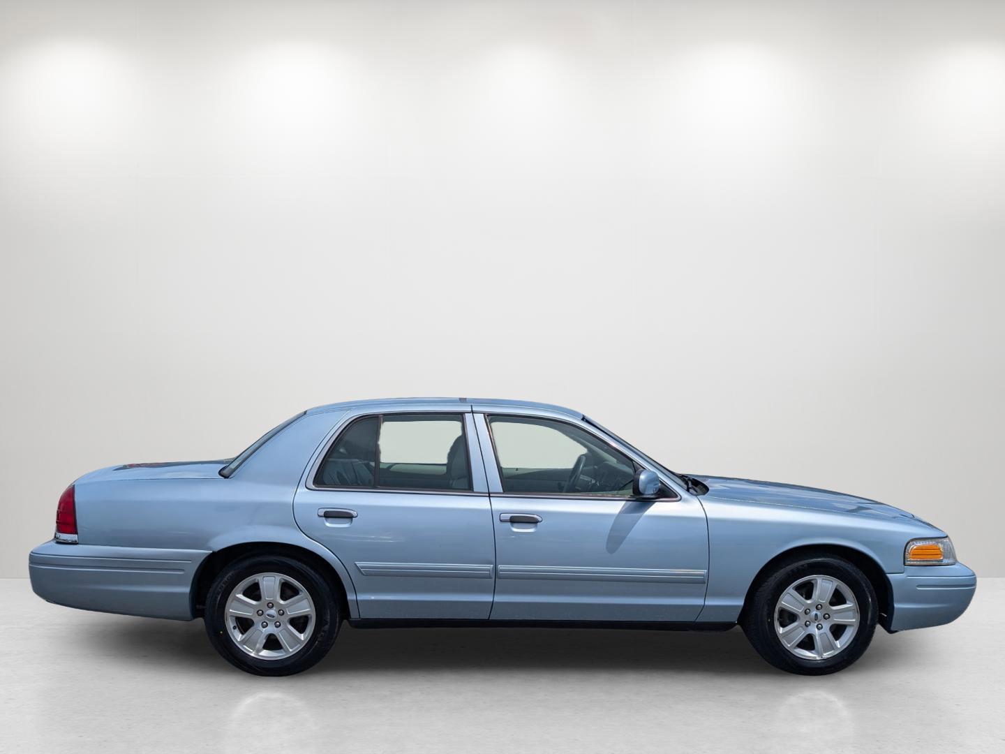 2011 Ford Crown Victoria LX (2FABP7EV6BX) with an Gas/Ethanol V8 4.6L/281 engine, 4-Speed Automatic w/OD transmission, located at 1430 Gateway Drive, Opelika, AL, 36801, (334) 239-0944, 32.637871, -85.409790 - 2011 Ford Crown Victoria LX - Photo#5