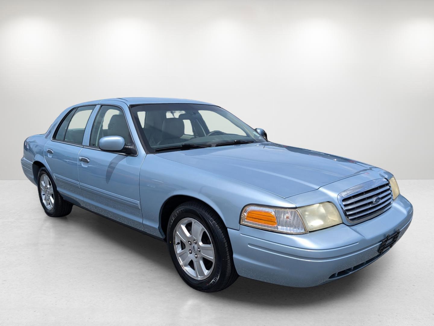 2011 Ford Crown Victoria LX (2FABP7EV6BX) with an Gas/Ethanol V8 4.6L/281 engine, 4-Speed Automatic w/OD transmission, located at 1430 Gateway Drive, Opelika, AL, 36801, (334) 239-0944, 32.637871, -85.409790 - 2011 Ford Crown Victoria LX - Photo#6