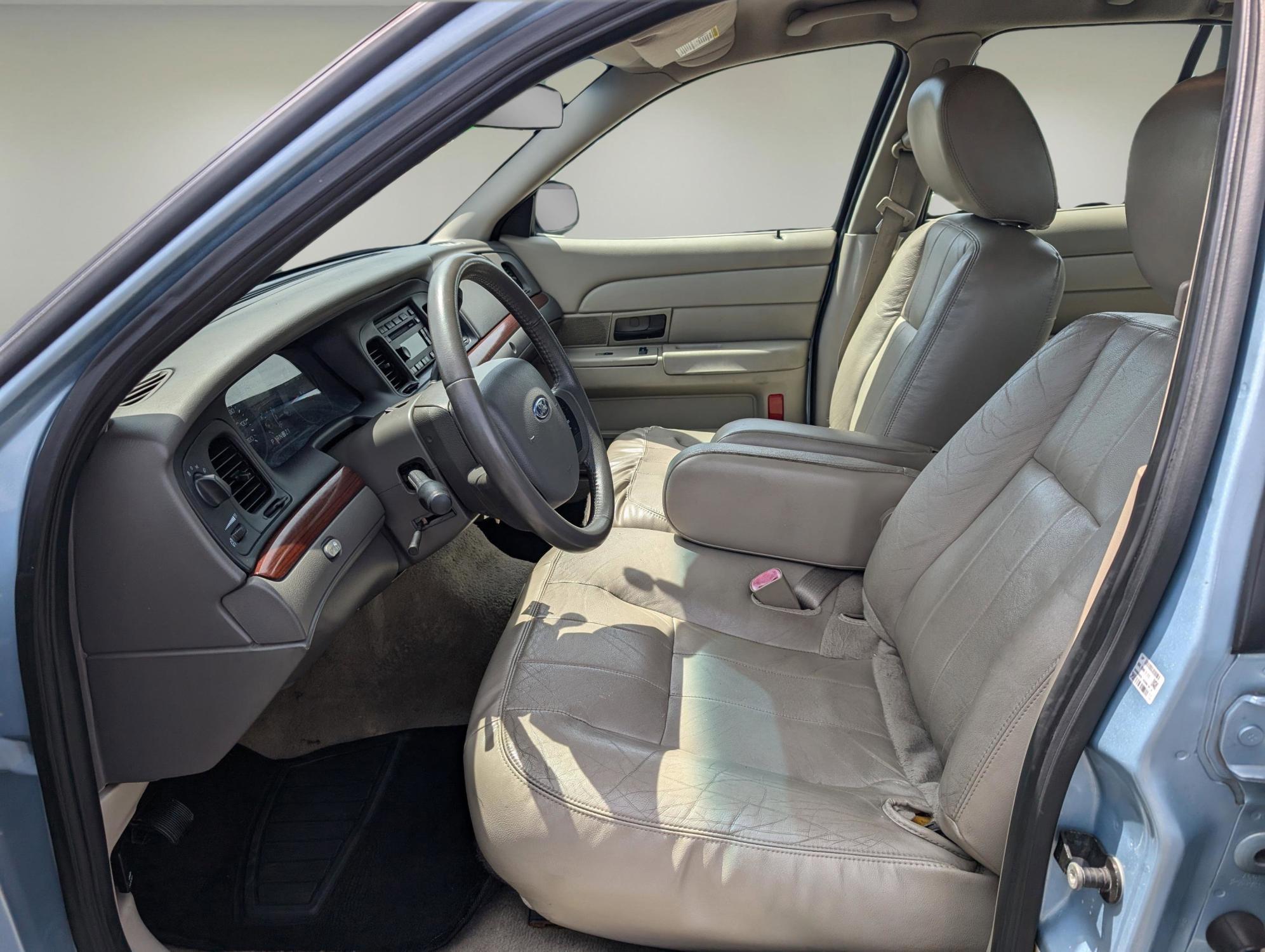 2011 Ford Crown Victoria LX (2FABP7EV6BX) with an Gas/Ethanol V8 4.6L/281 engine, 4-Speed Automatic w/OD transmission, located at 1430 Gateway Drive, Opelika, AL, 36801, (334) 239-0944, 32.637871, -85.409790 - 2011 Ford Crown Victoria LX - Photo#9