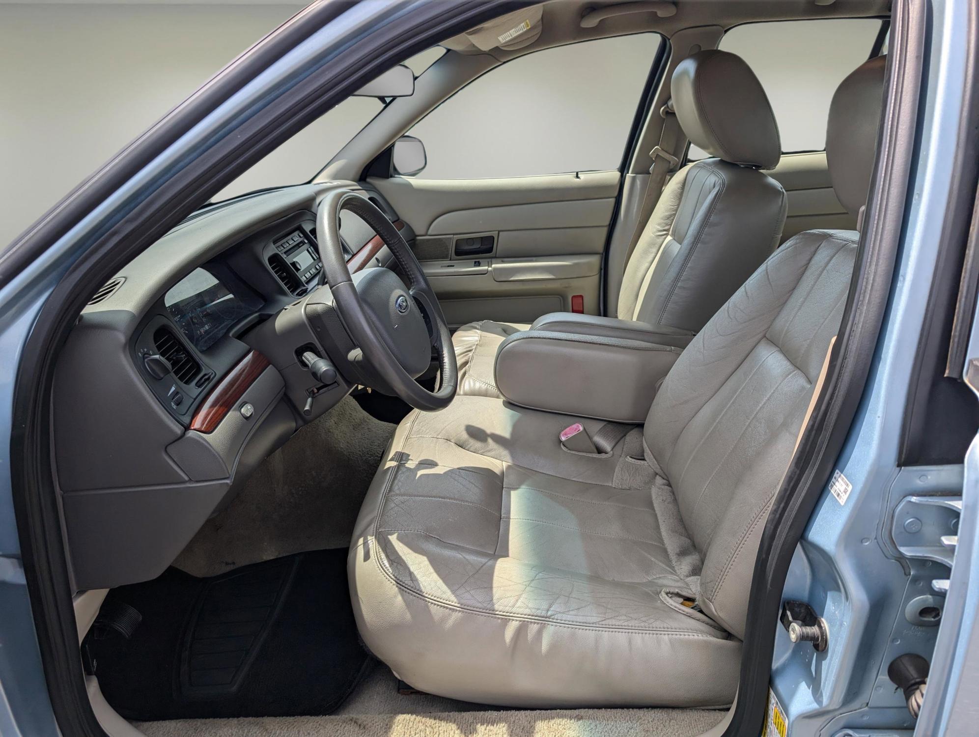 2011 Ford Crown Victoria LX (2FABP7EV6BX) with an Gas/Ethanol V8 4.6L/281 engine, 4-Speed Automatic w/OD transmission, located at 1430 Gateway Drive, Opelika, AL, 36801, (334) 239-0944, 32.637871, -85.409790 - 2011 Ford Crown Victoria LX - Photo#10