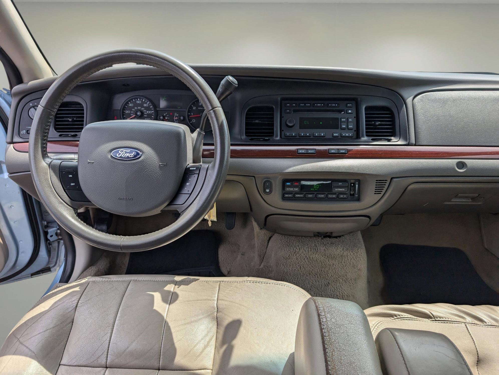 2011 Ford Crown Victoria LX (2FABP7EV6BX) with an Gas/Ethanol V8 4.6L/281 engine, 4-Speed Automatic w/OD transmission, located at 1430 Gateway Drive, Opelika, AL, 36801, (334) 239-0944, 32.637871, -85.409790 - 2011 Ford Crown Victoria LX - Photo#12