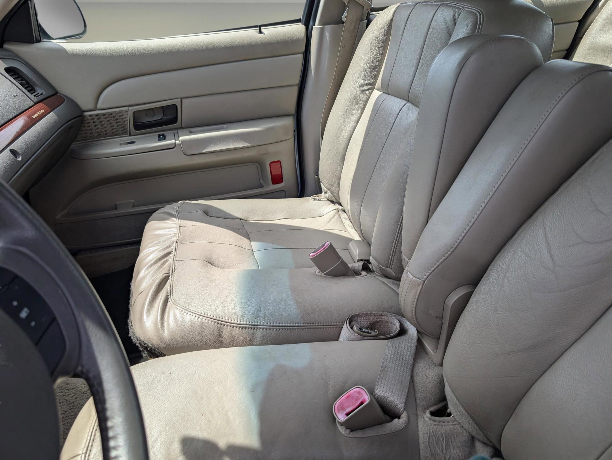 2011 Ford Crown Victoria LX (2FABP7EV6BX) with an Gas/Ethanol V8 4.6L/281 engine, 4-Speed Automatic w/OD transmission, located at 1430 Gateway Drive, Opelika, AL, 36801, (334) 239-0944, 32.637871, -85.409790 - 2011 Ford Crown Victoria LX - Photo#13