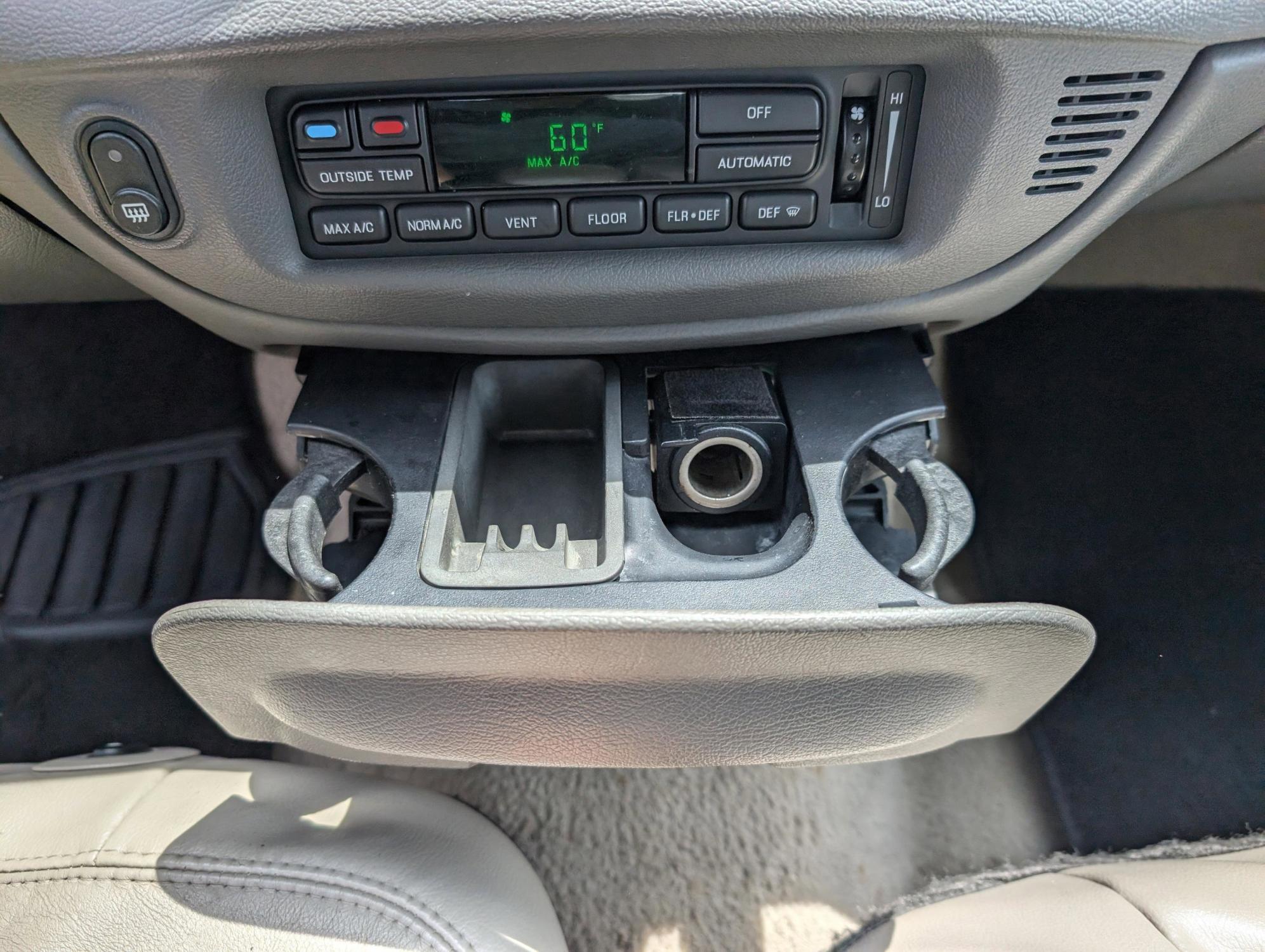 2011 Ford Crown Victoria LX (2FABP7EV6BX) with an Gas/Ethanol V8 4.6L/281 engine, 4-Speed Automatic w/OD transmission, located at 1430 Gateway Drive, Opelika, AL, 36801, (334) 239-0944, 32.637871, -85.409790 - 2011 Ford Crown Victoria LX - Photo#14