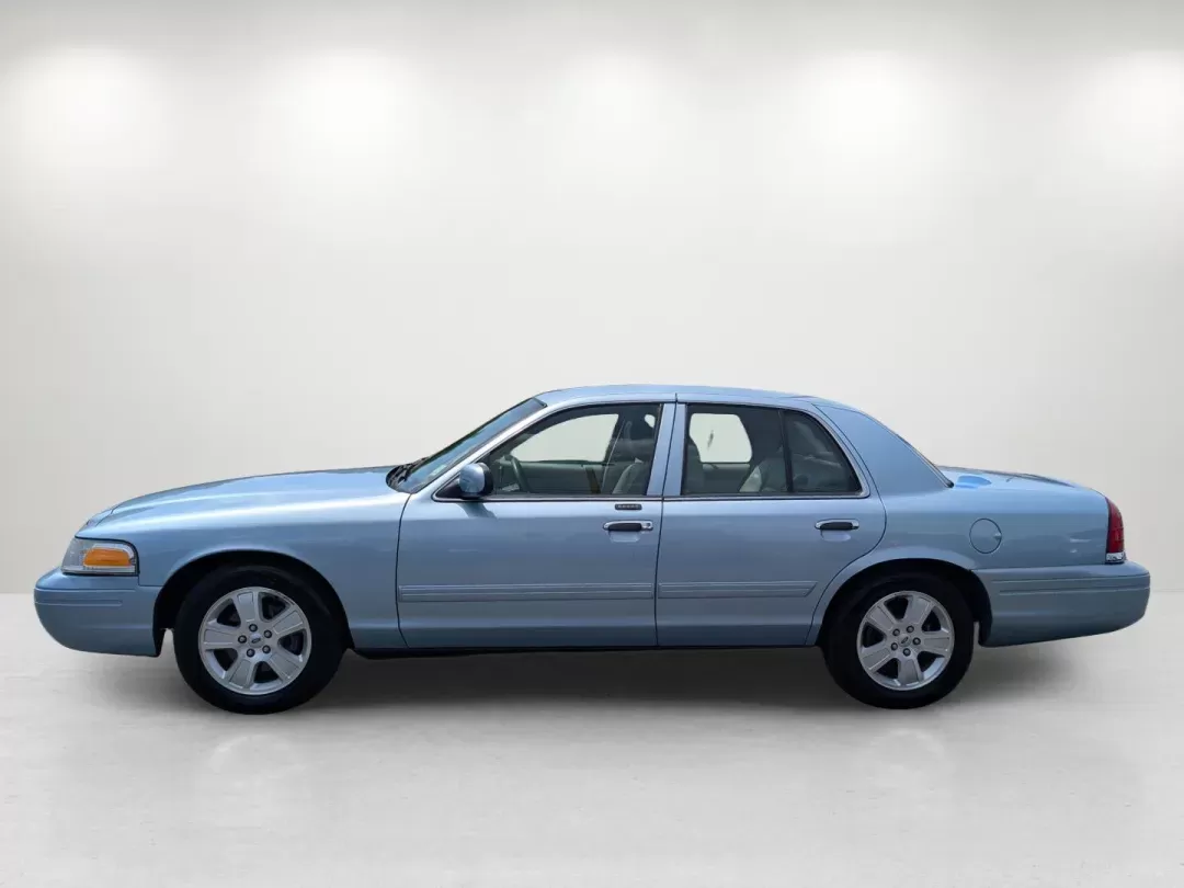 2011 Ford Crown Victoria LX (2FABP7EV6BX) with an Gas/Ethanol V8 4.6L/281 engine, 4-Speed Automatic w/OD transmission, located at 1430 Gateway Drive, Opelika, AL, 36801, (334) 239-0944, 32.637871, -85.409790 - 2011 Ford Crown Victoria LX - Photo#1