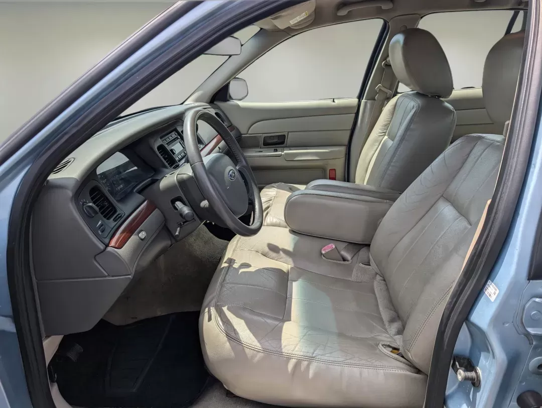 2011 Ford Crown Victoria LX (2FABP7EV6BX) with an Gas/Ethanol V8 4.6L/281 engine, 4-Speed Automatic w/OD transmission, located at 1430 Gateway Drive, Opelika, AL, 36801, (334) 239-0944, 32.637871, -85.409790 - 2011 Ford Crown Victoria LX - Photo#9