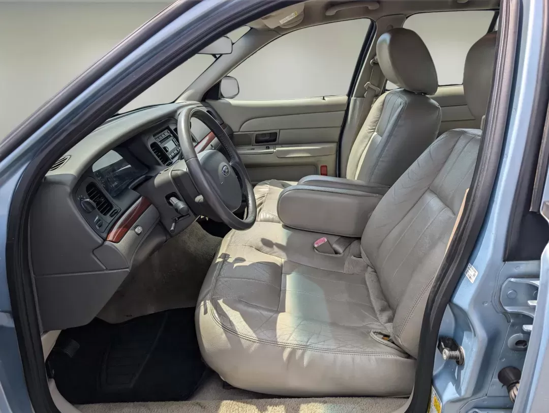 2011 Ford Crown Victoria LX (2FABP7EV6BX) with an Gas/Ethanol V8 4.6L/281 engine, 4-Speed Automatic w/OD transmission, located at 1430 Gateway Drive, Opelika, AL, 36801, (334) 239-0944, 32.637871, -85.409790 - 2011 Ford Crown Victoria LX - Photo#10