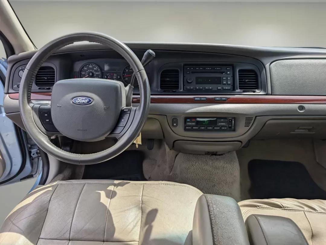 2011 Ford Crown Victoria LX (2FABP7EV6BX) with an Gas/Ethanol V8 4.6L/281 engine, 4-Speed Automatic w/OD transmission, located at 1430 Gateway Drive, Opelika, AL, 36801, (334) 239-0944, 32.637871, -85.409790 - 2011 Ford Crown Victoria LX - Photo#12