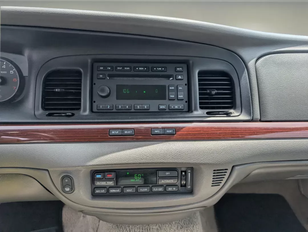 2011 Ford Crown Victoria LX (2FABP7EV6BX) with an Gas/Ethanol V8 4.6L/281 engine, 4-Speed Automatic w/OD transmission, located at 1430 Gateway Drive, Opelika, AL, 36801, (334) 239-0944, 32.637871, -85.409790 - 2011 Ford Crown Victoria LX - Photo#15