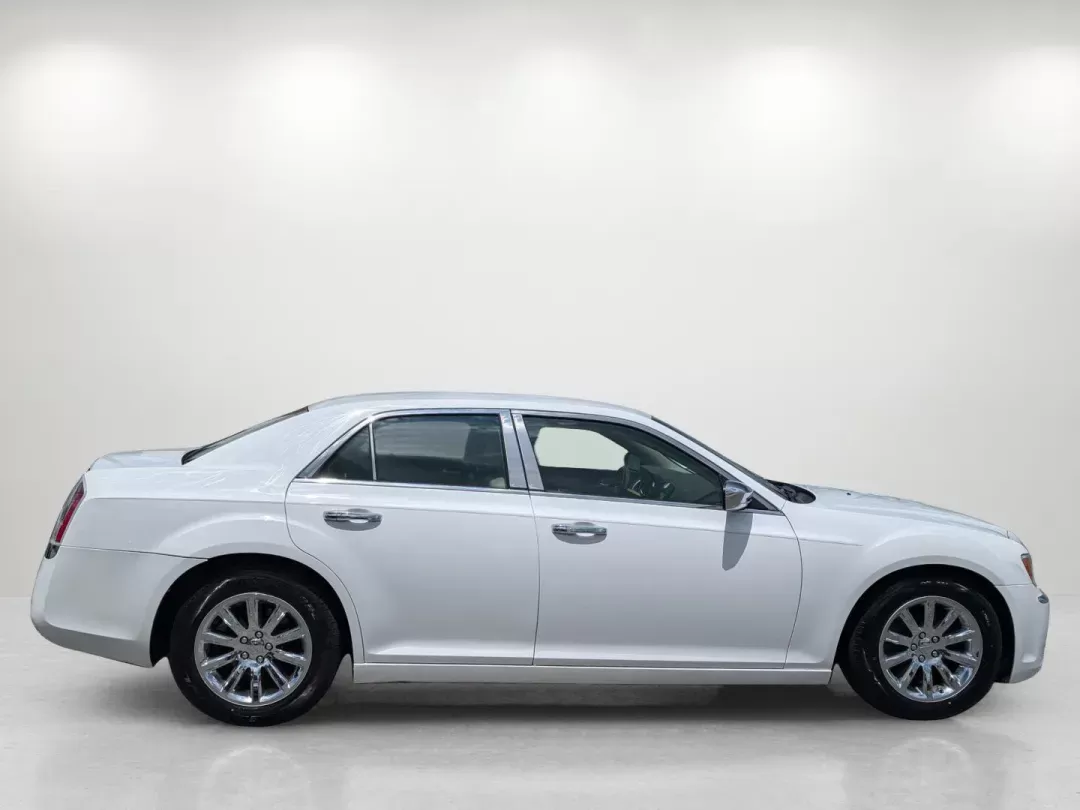 2014 /Lt Frost/Dk Frost Beige Chrysler 300 300C (2C3CCAEG5EH) with an Regular Unleaded V-6 3.6 L/220 engine, 8-Speed Automatic w/OD transmission, located at 1430 Gateway Drive, Opelika, AL, 36801, (334) 239-0944, 32.637871, -85.409790 - 2014 Chrysler 300 300C - Photo#3
