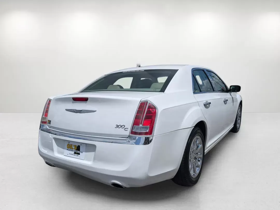 2014 /Lt Frost/Dk Frost Beige Chrysler 300 300C (2C3CCAEG5EH) with an Regular Unleaded V-6 3.6 L/220 engine, 8-Speed Automatic w/OD transmission, located at 1430 Gateway Drive, Opelika, AL, 36801, (334) 239-0944, 32.637871, -85.409790 - 2014 Chrysler 300 300C - Photo#4