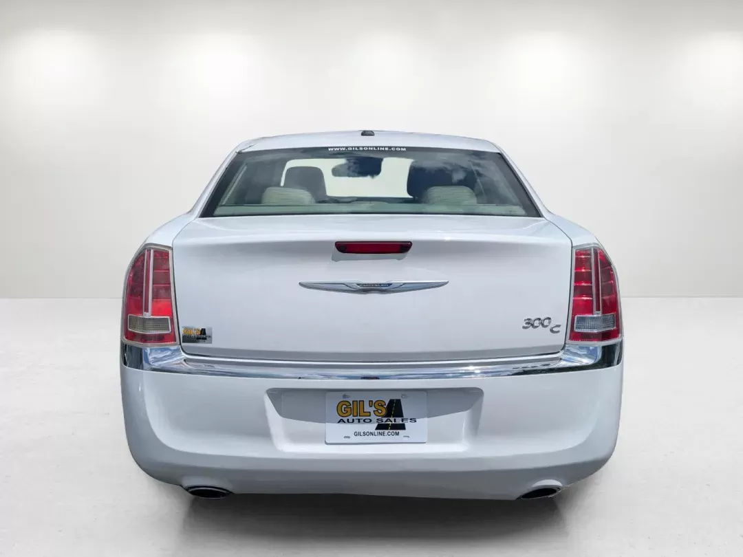 2014 /Lt Frost/Dk Frost Beige Chrysler 300 300C (2C3CCAEG5EH) with an Regular Unleaded V-6 3.6 L/220 engine, 8-Speed Automatic w/OD transmission, located at 1430 Gateway Drive, Opelika, AL, 36801, (334) 239-0944, 32.637871, -85.409790 - 2014 Chrysler 300 300C - Photo#5