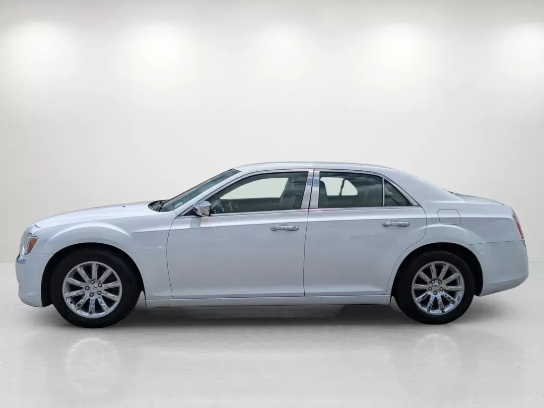 2014 /Lt Frost/Dk Frost Beige Chrysler 300 300C (2C3CCAEG5EH) with an Regular Unleaded V-6 3.6 L/220 engine, 8-Speed Automatic w/OD transmission, located at 1430 Gateway Drive, Opelika, AL, 36801, (334) 239-0944, 32.637871, -85.409790 - 2014 Chrysler 300 300C - Photo#7