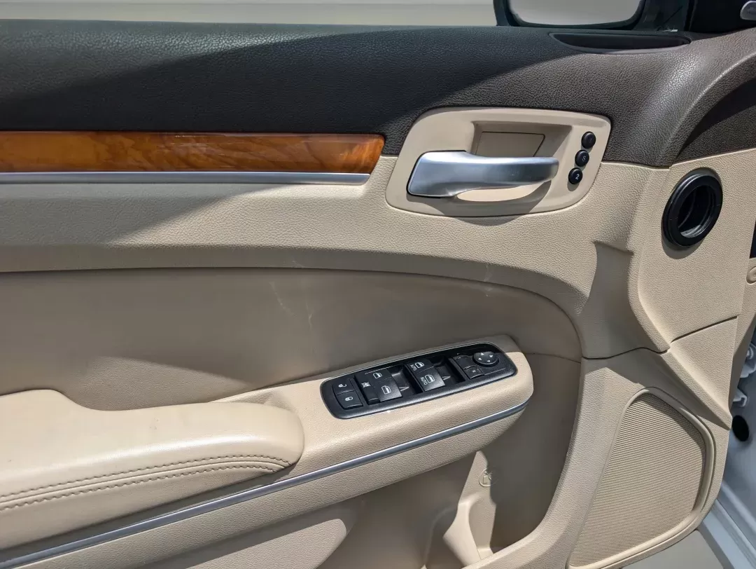 2014 /Lt Frost/Dk Frost Beige Chrysler 300 300C (2C3CCAEG5EH) with an Regular Unleaded V-6 3.6 L/220 engine, 8-Speed Automatic w/OD transmission, located at 1430 Gateway Drive, Opelika, AL, 36801, (334) 239-0944, 32.637871, -85.409790 - 2014 Chrysler 300 300C - Photo#8