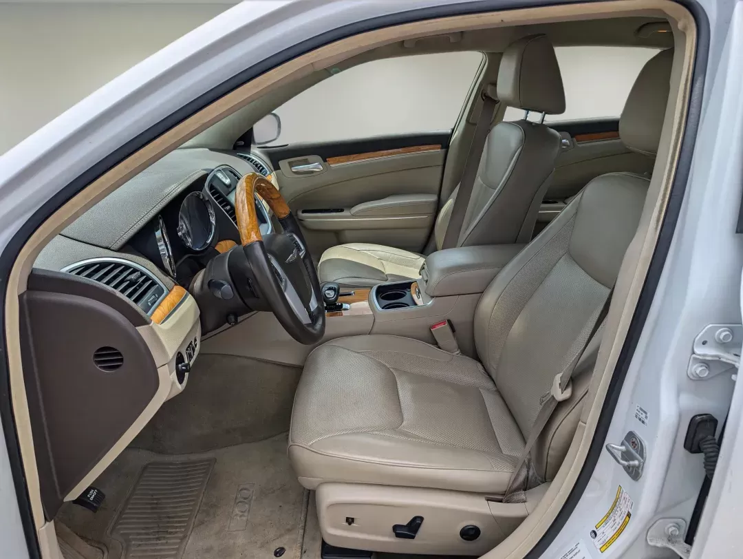 2014 /Lt Frost/Dk Frost Beige Chrysler 300 300C (2C3CCAEG5EH) with an Regular Unleaded V-6 3.6 L/220 engine, 8-Speed Automatic w/OD transmission, located at 1430 Gateway Drive, Opelika, AL, 36801, (334) 239-0944, 32.637871, -85.409790 - 2014 Chrysler 300 300C - Photo#9