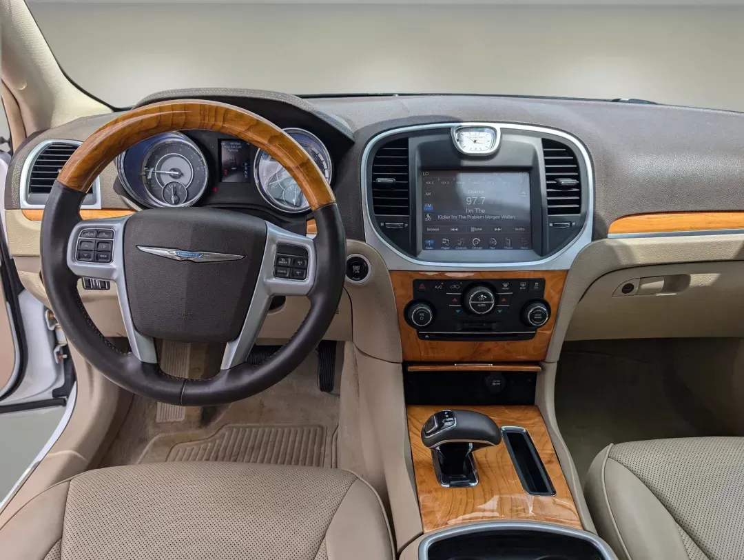 2014 /Lt Frost/Dk Frost Beige Chrysler 300 300C (2C3CCAEG5EH) with an Regular Unleaded V-6 3.6 L/220 engine, 8-Speed Automatic w/OD transmission, located at 1430 Gateway Drive, Opelika, AL, 36801, (334) 239-0944, 32.637871, -85.409790 - 2014 Chrysler 300 300C - Photo#11
