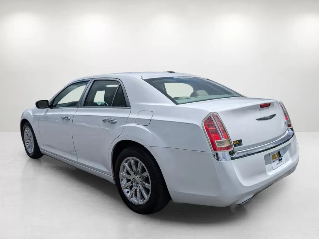 2014 /Lt Frost/Dk Frost Beige Chrysler 300 300C (2C3CCAEG5EH) with an Regular Unleaded V-6 3.6 L/220 engine, 8-Speed Automatic w/OD transmission, located at 5115 14th Ave., Columbus, GA, 31904, (706) 323-0345, 32.511494, -84.971046 - 2014 Chrysler 300 300C - Photo#6
