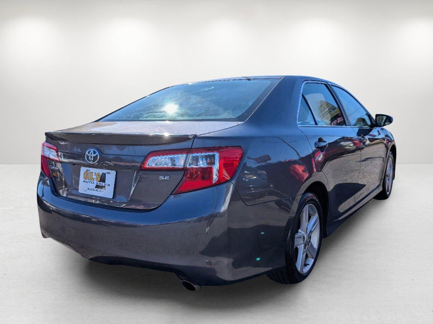 2014 Toyota Camry SE (4T1BF1FK8EU) with an Regular Unleaded I-4 2.5 L/152 engine, 6-Speed Automatic w/OD transmission, located at 1430 Gateway Drive, Opelika, AL, 36801, (334) 239-0944, 32.637871, -85.409790 - 2014 Toyota Camry SE - Photo#4