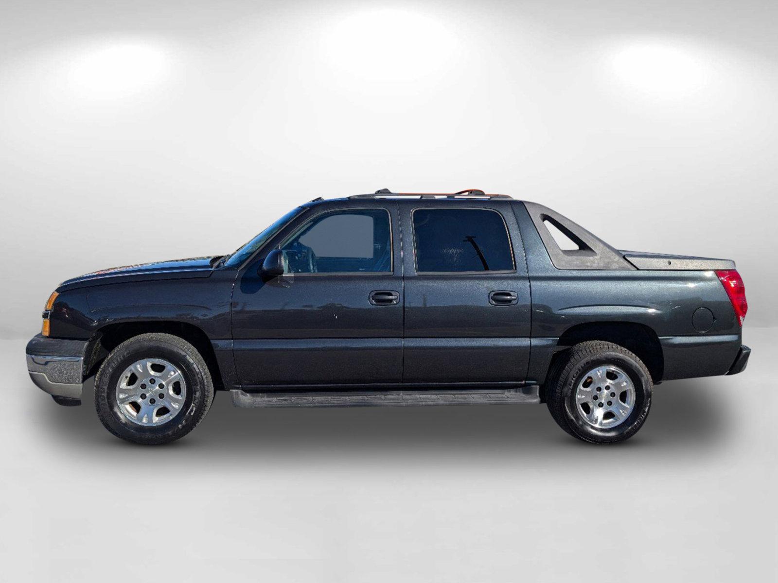 2005 /Gray/Drk Charcoal Chevrolet Avalanche Z66 (3GNEC12Z85G) with an Gas/Ethanol V8 5.3L/327 engine, 4-Speed Automatic w/OD transmission, located at 1430 Gateway Drive, Opelika, AL, 36801, (334) 239-0944, 32.637871, -85.409790 - 2005 Chevrolet Avalanche Z66 - Photo#9