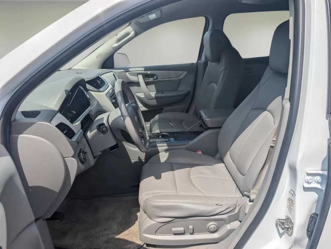 2016 /Dark Titanium/Light Titanium Chevrolet Traverse LT (1GNKRGKD3GJ) with an Other engine, located at 3959 U.S. 80 W, Phenix City, AL, 36870, (334) 297-4885, 32.469296, -85.135185 - 2016 Chevrolet Traverse LT - Photo#9