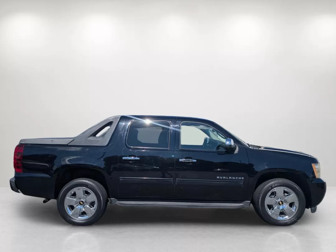 2010 /Ebony Chevrolet Avalanche LS (3GNNCEE00AG) with an Other engine, located at 1430 Gateway Drive, Opelika, AL, 36801, (334) 239-0944, 32.637871, -85.409790 - 2010 Chevrolet Avalanche LS - Photo#3
