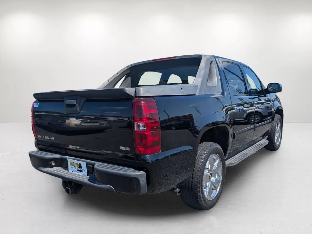 2010 /Ebony Chevrolet Avalanche LS (3GNNCEE00AG) with an Other engine, located at 1430 Gateway Drive, Opelika, AL, 36801, (334) 239-0944, 32.637871, -85.409790 - 2010 Chevrolet Avalanche LS - Photo#4