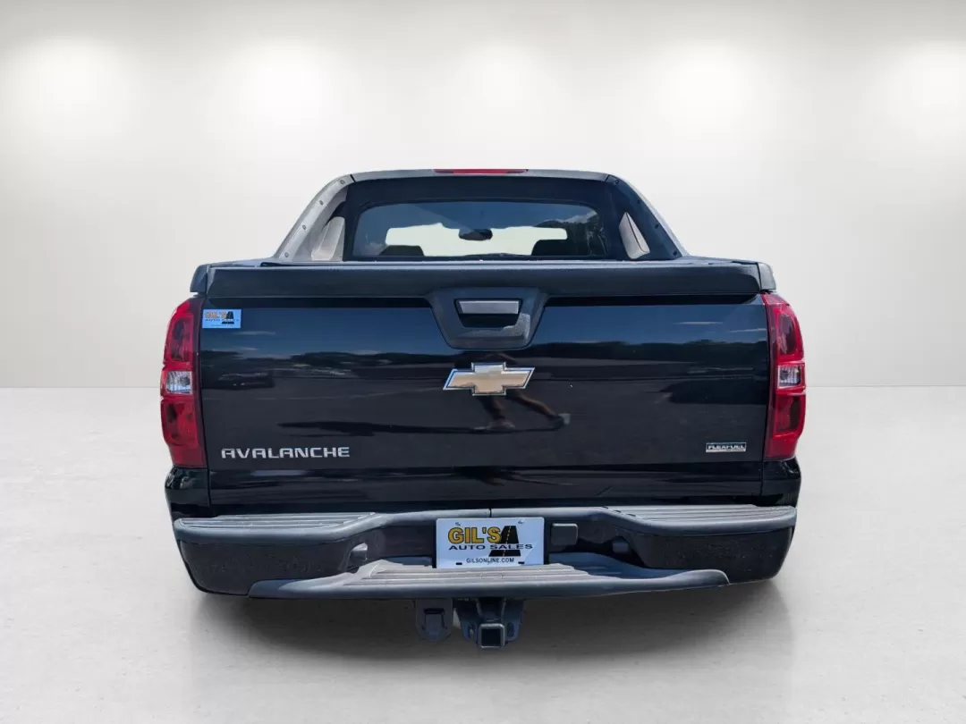 2010 /Ebony Chevrolet Avalanche LS (3GNNCEE00AG) with an Other engine, located at 1430 Gateway Drive, Opelika, AL, 36801, (334) 239-0944, 32.637871, -85.409790 - 2010 Chevrolet Avalanche LS - Photo#5