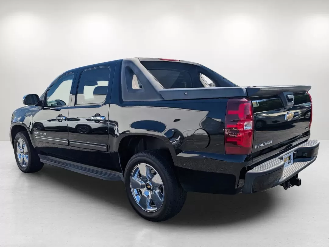 2010 /Ebony Chevrolet Avalanche LS (3GNNCEE00AG) with an Other engine, located at 1430 Gateway Drive, Opelika, AL, 36801, (334) 239-0944, 32.637871, -85.409790 - 2010 Chevrolet Avalanche LS - Photo#6