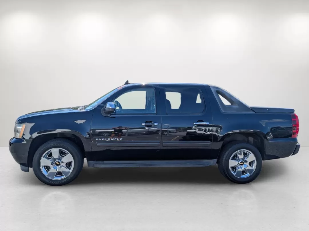 2010 /Ebony Chevrolet Avalanche LS (3GNNCEE00AG) with an Other engine, located at 1430 Gateway Drive, Opelika, AL, 36801, (334) 239-0944, 32.637871, -85.409790 - 2010 Chevrolet Avalanche LS - Photo#7