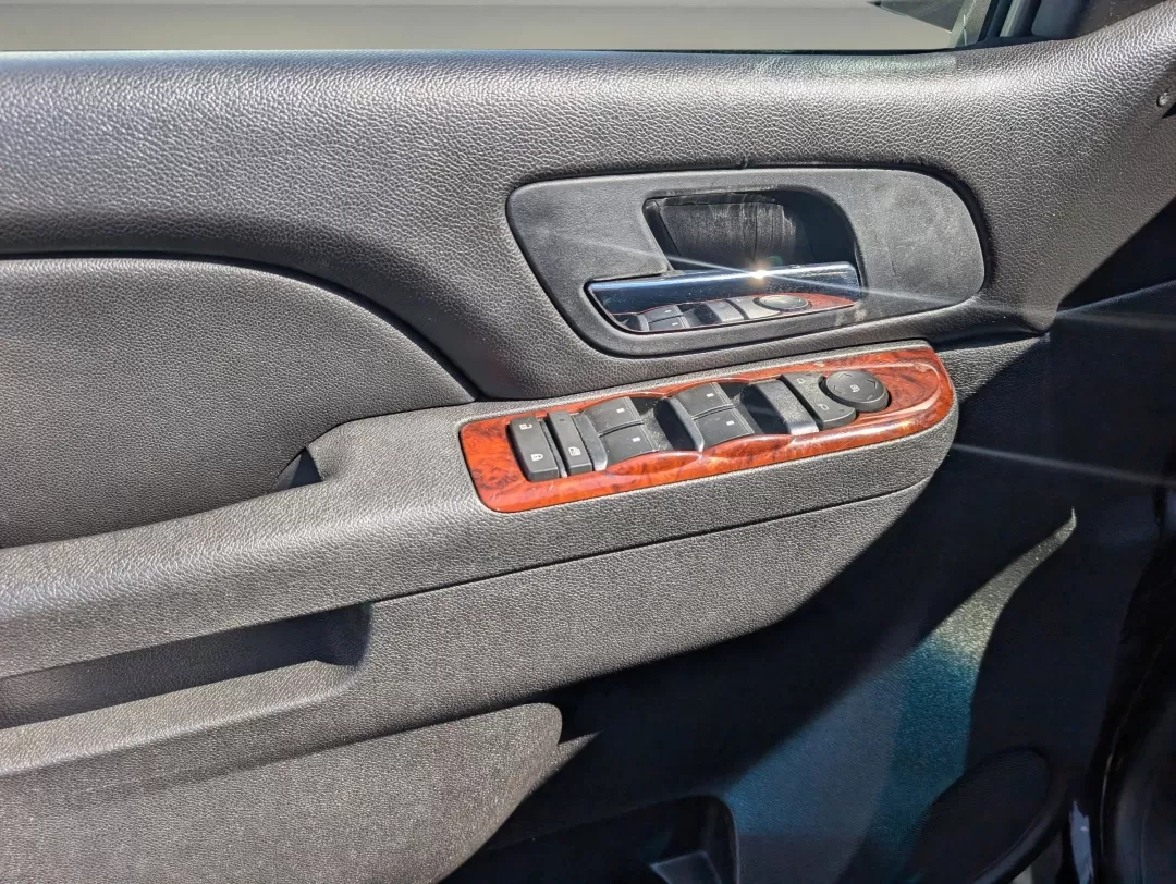 2010 /Ebony Chevrolet Avalanche LS (3GNNCEE00AG) with an Other engine, located at 1430 Gateway Drive, Opelika, AL, 36801, (334) 239-0944, 32.637871, -85.409790 - 2010 Chevrolet Avalanche LS - Photo#8