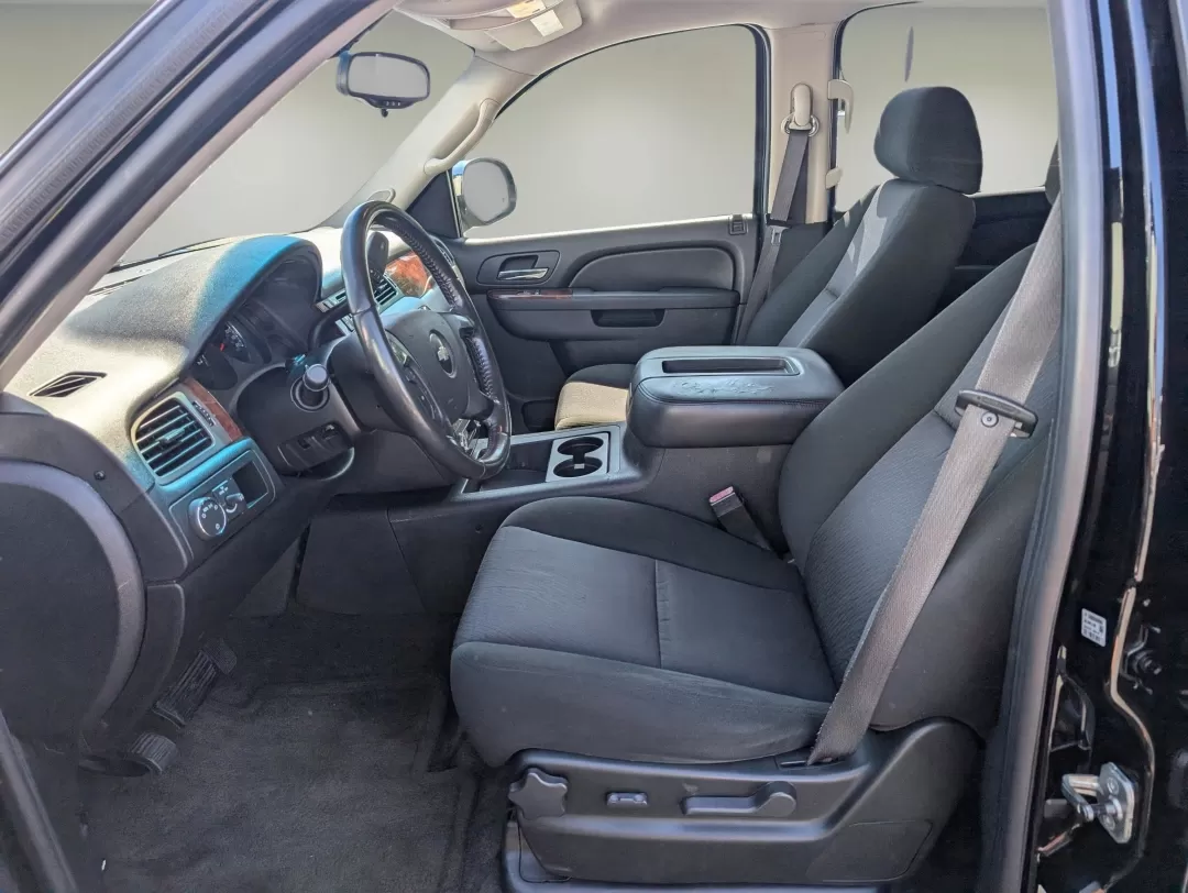 2010 /Ebony Chevrolet Avalanche LS (3GNNCEE00AG) with an Other engine, located at 1430 Gateway Drive, Opelika, AL, 36801, (334) 239-0944, 32.637871, -85.409790 - 2010 Chevrolet Avalanche LS - Photo#9