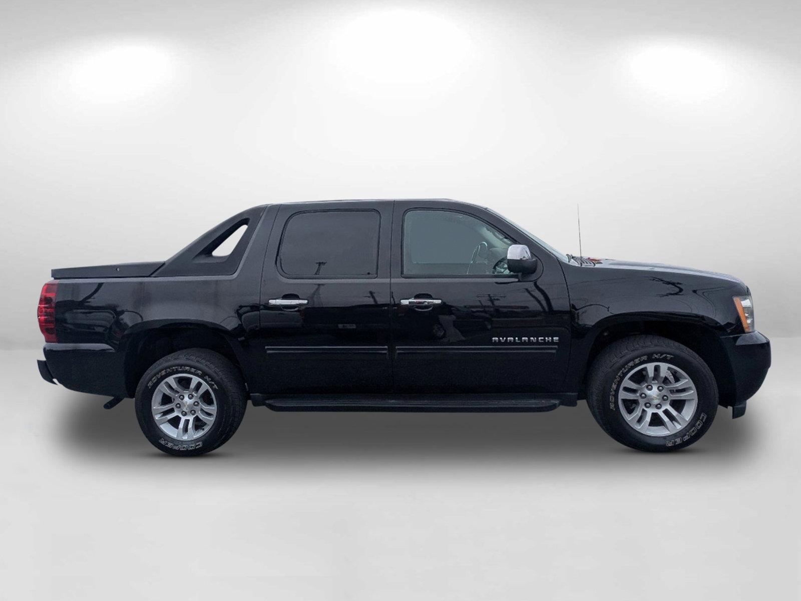 2010 /Ebony Chevrolet Avalanche LS (3GNNCEE00AG) with an Gas/Ethanol V8 5.3L/325 engine, 6-Speed Automatic w/OD transmission, located at 7000 Northlake Connector, Columbus, GA, 31904, (706) 987-8085, 32.524975, -84.978134 - 2010 Chevrolet Avalanche LS - Photo#4