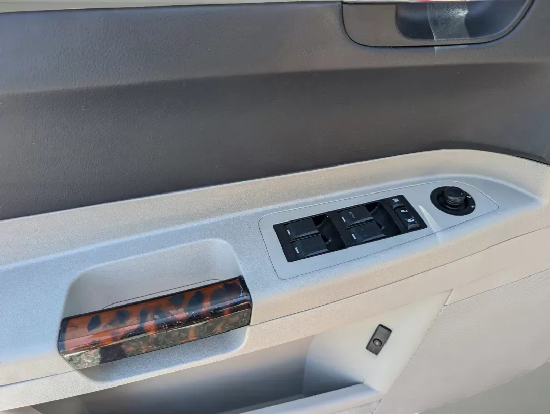 2007 Chrysler 300 (2C3KA63H47H) with an Gas V8 5.7L/345 engine, 5-Speed Automatic transmission, located at 7000 Northlake Connector, Columbus, GA, 31904, (706) 987-8085, 32.524975, -84.978134 - 2007 Chrysler 300 - Photo#8