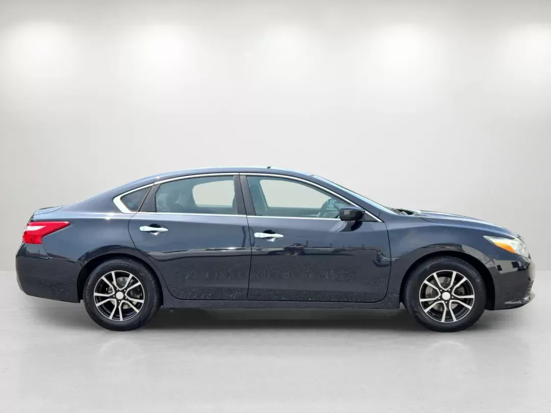 2016 Nissan Altima 2.5 (1N4AL3AP5GN) with an Other engine, located at 5115 14th Ave., Columbus, GA, 31904, (706) 323-0345, 32.511494, -84.971046 - ### Discover Your Next Adventure with the 2016 Nissan Altima at Gils Auto - Columbus!<br /> <br /> Are you searching for a reliable and stylish sedan that fits your family's lifestyle or enhances your daily commute? Look no further! The 2016 Nissan Altima is perfect for anyone who values comfort, te - Photo#3