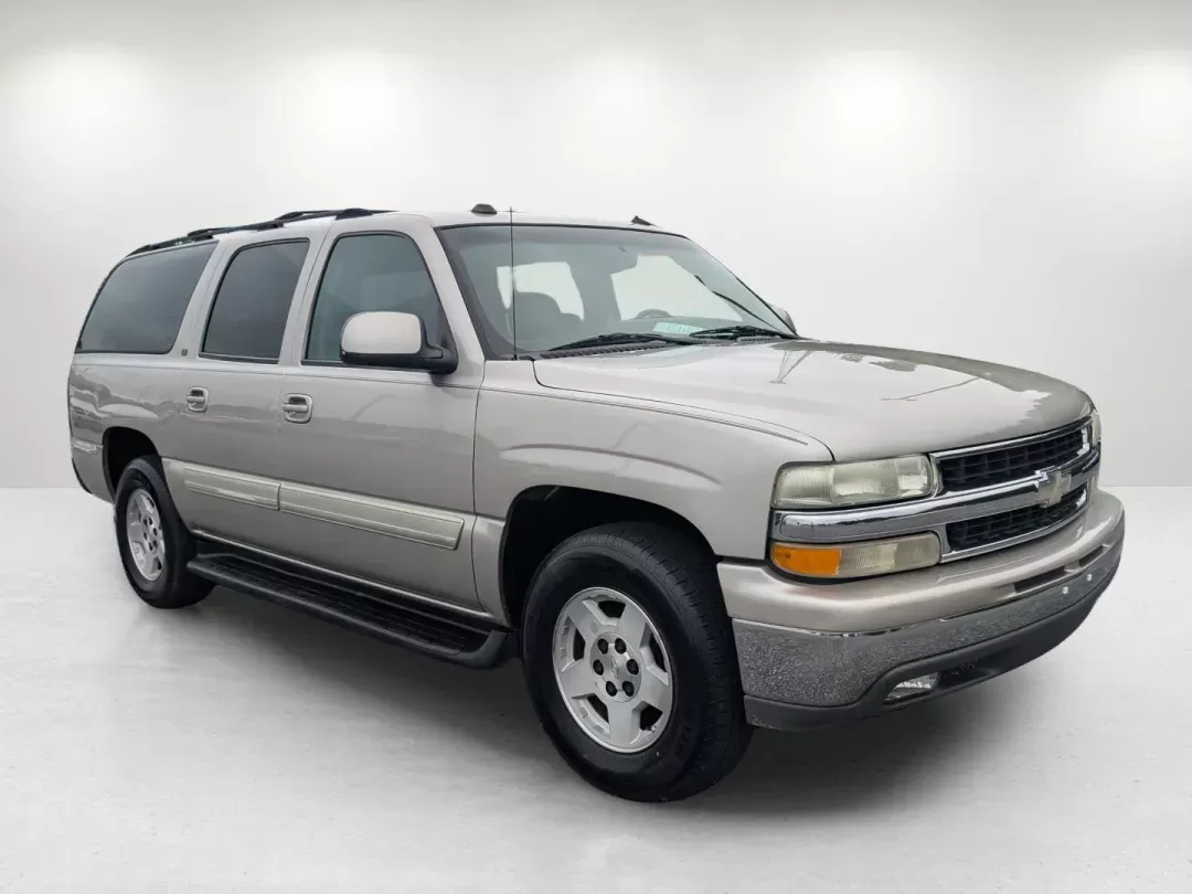 2004 /Gray/Dark Charcoal Chevrolet Suburban LT (3GNEC16Z94G) with an Other engine, located at 3959 U.S. 80 W, Phenix City, AL, 36870, (334) 297-4885, 32.469296, -85.135185 - **Discover Adventure with the 2004 Chevrolet Suburban LT at Gils Auto!**<br /> <br /> Are you ready to elevate your family road trips or weekend getaways? This 2004 Chevrolet Suburban LT, available at Gils Auto in Phenix City, AL, is your ticket to unforgettable experiences. With its spacious interi - Photo#2