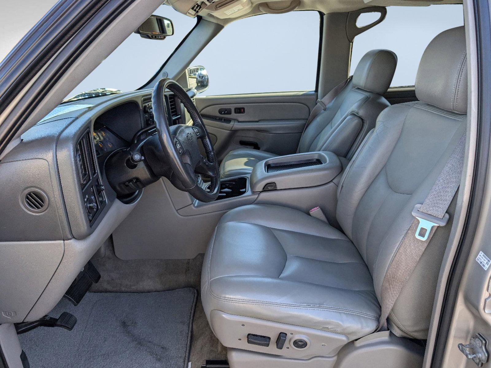 2004 /Gray/Dark Charcoal Chevrolet Suburban LT (3GNEC16Z94G) with an Gas V8 5.3L/327 engine, 4-Speed Automatic w/OD transmission, located at 7000 Northlake Connector, Columbus, GA, 31904, (706) 987-8085, 32.524975, -84.978134 - 2004 Chevrolet Suburban LT - Photo#9