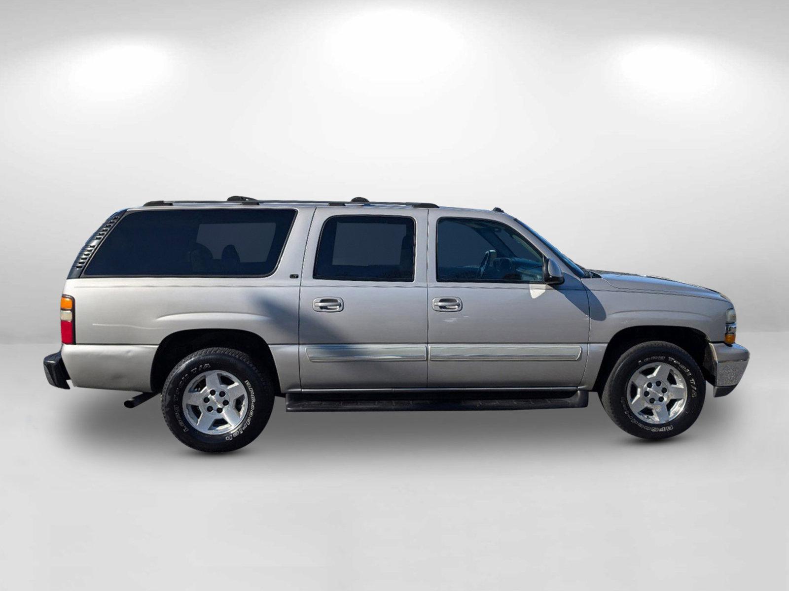 2004 /Gray/Dark Charcoal Chevrolet Suburban LT (3GNEC16Z94G) with an Gas V8 5.3L/327 engine, 4-Speed Automatic w/OD transmission, located at 7000 Northlake Connector, Columbus, GA, 31904, (706) 987-8085, 32.524975, -84.978134 - 2004 Chevrolet Suburban LT - Photo#4